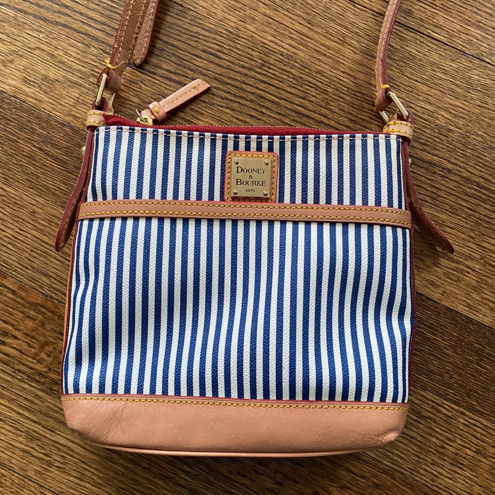 Dooney and Bourke crossbody pocketbook